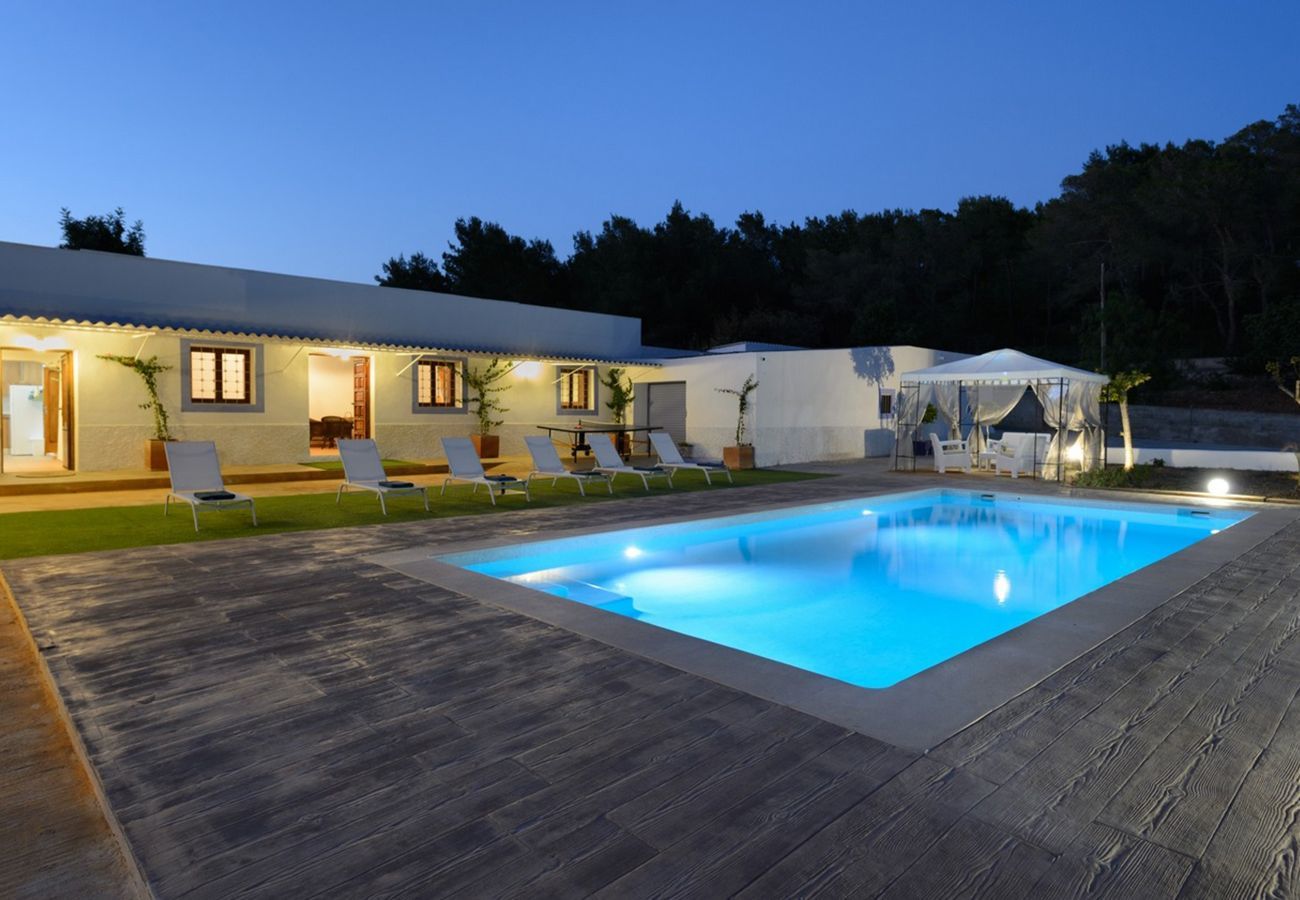 Villa Belicia heeft een ruim privé zwembad en veel privacy. Met fijne tuin. Gelegen in Santa Eulalia, Ibiza