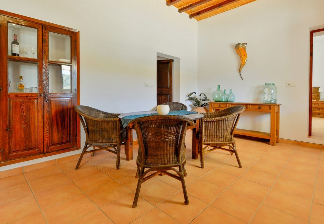 Villa Belicia heeft een ruim privé zwembad en veel privacy. Met fijne tuin. Gelegen in Santa Eulalia, Ibiza