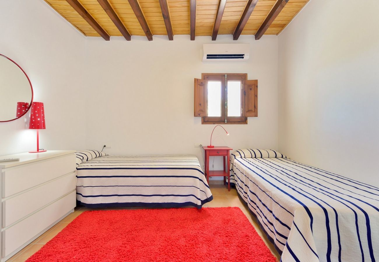 Villa Belicia heeft een ruim privé zwembad en veel privacy. Met fijne tuin. Gelegen in Santa Eulalia, Ibiza