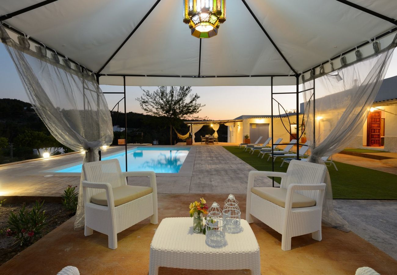 Villa Belicia heeft een ruim privé zwembad en veel privacy. Met fijne tuin. Gelegen in Santa Eulalia, Ibiza