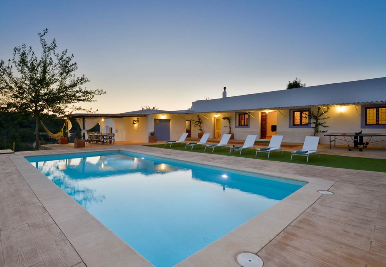 Villa Belicia heeft een ruim privé zwembad en veel privacy. Met fijne tuin. Gelegen in Santa Eulalia, Ibiza