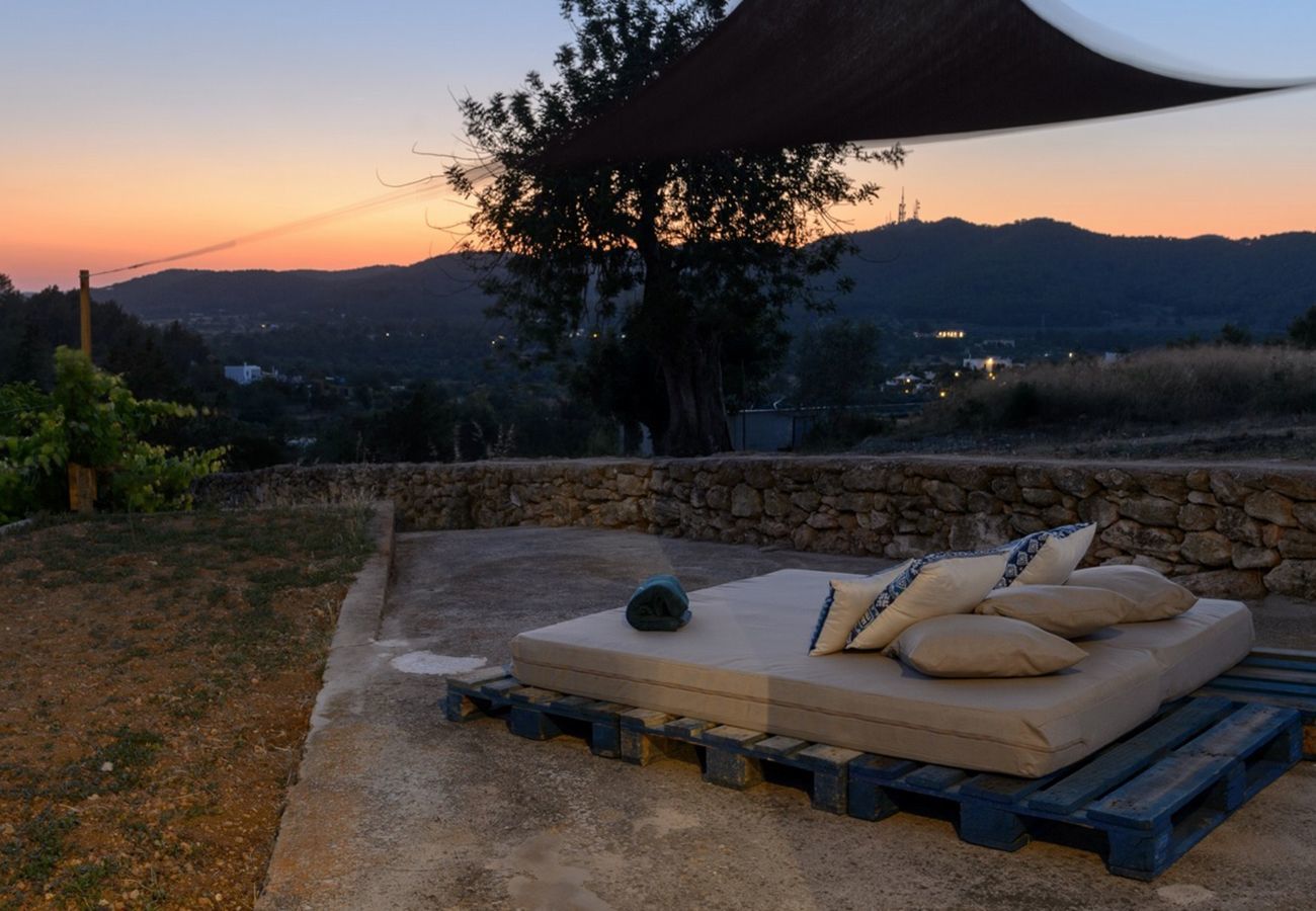 Villa Belicia heeft een ruim privé zwembad en veel privacy. Met fijne tuin. Gelegen in Santa Eulalia, Ibiza