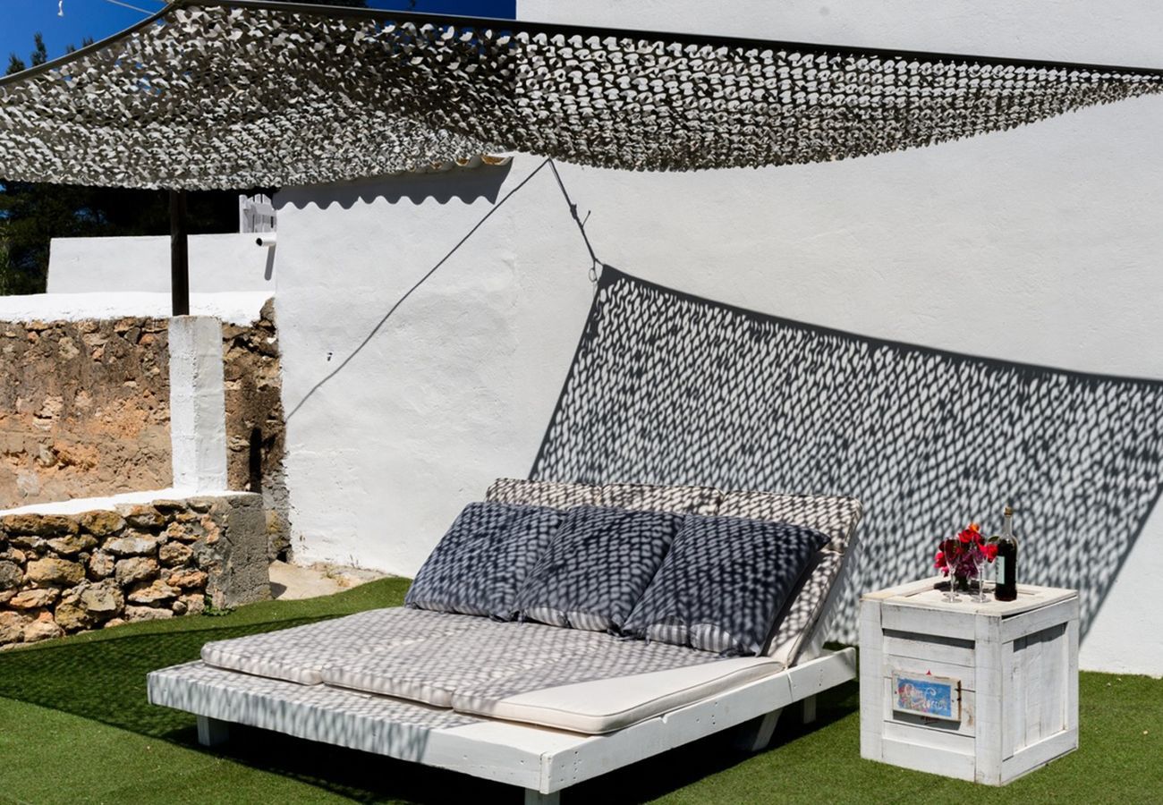 Villa Belicia heeft een ruim privé zwembad en veel privacy. Met fijne tuin. Gelegen in Santa Eulalia, Ibiza