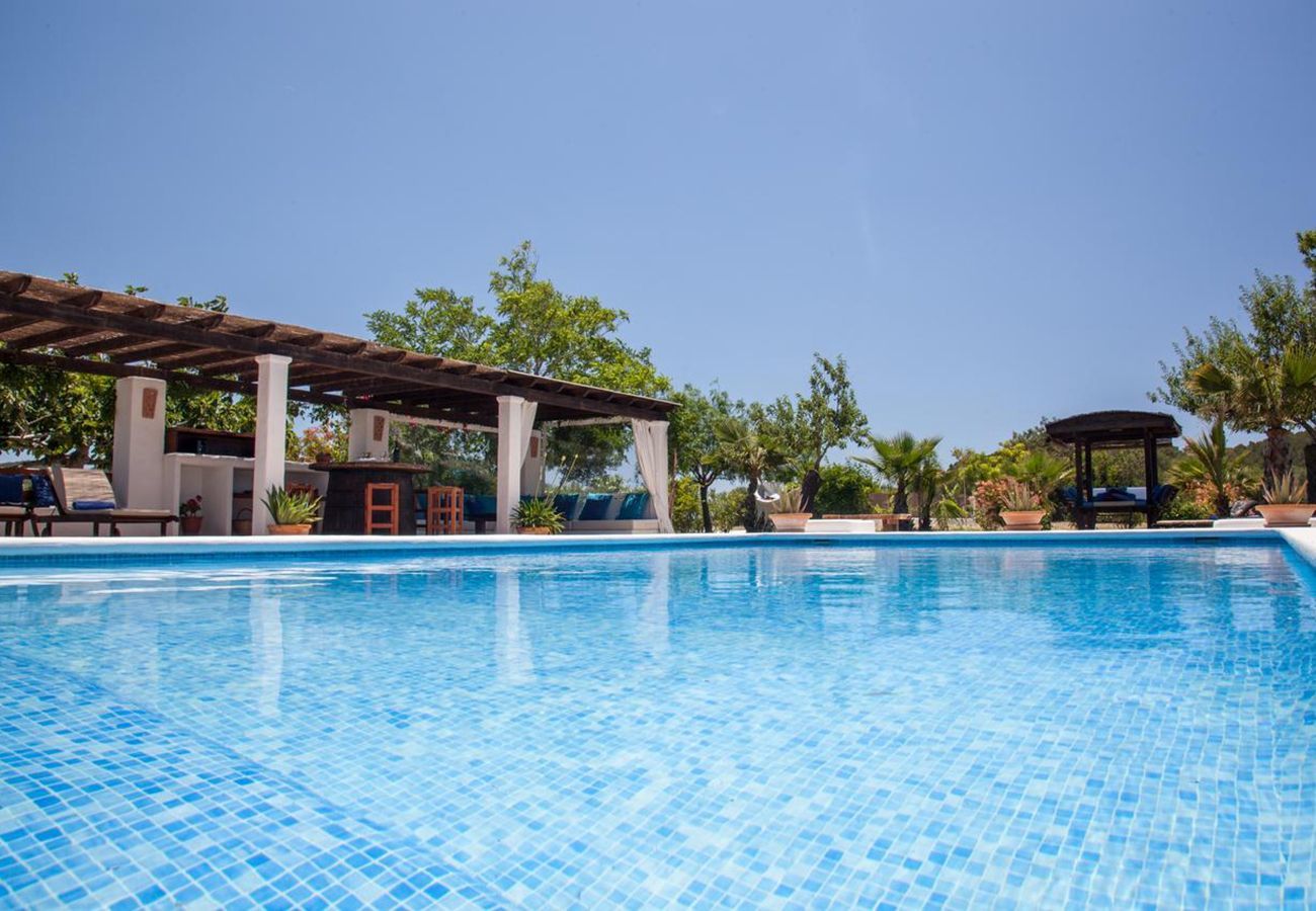 Stijlvolle en ruime Villa Piedra met weeldige tuin, privé zwembad en veel privacy. Een gerestaureerde 18de eeuwse villa.