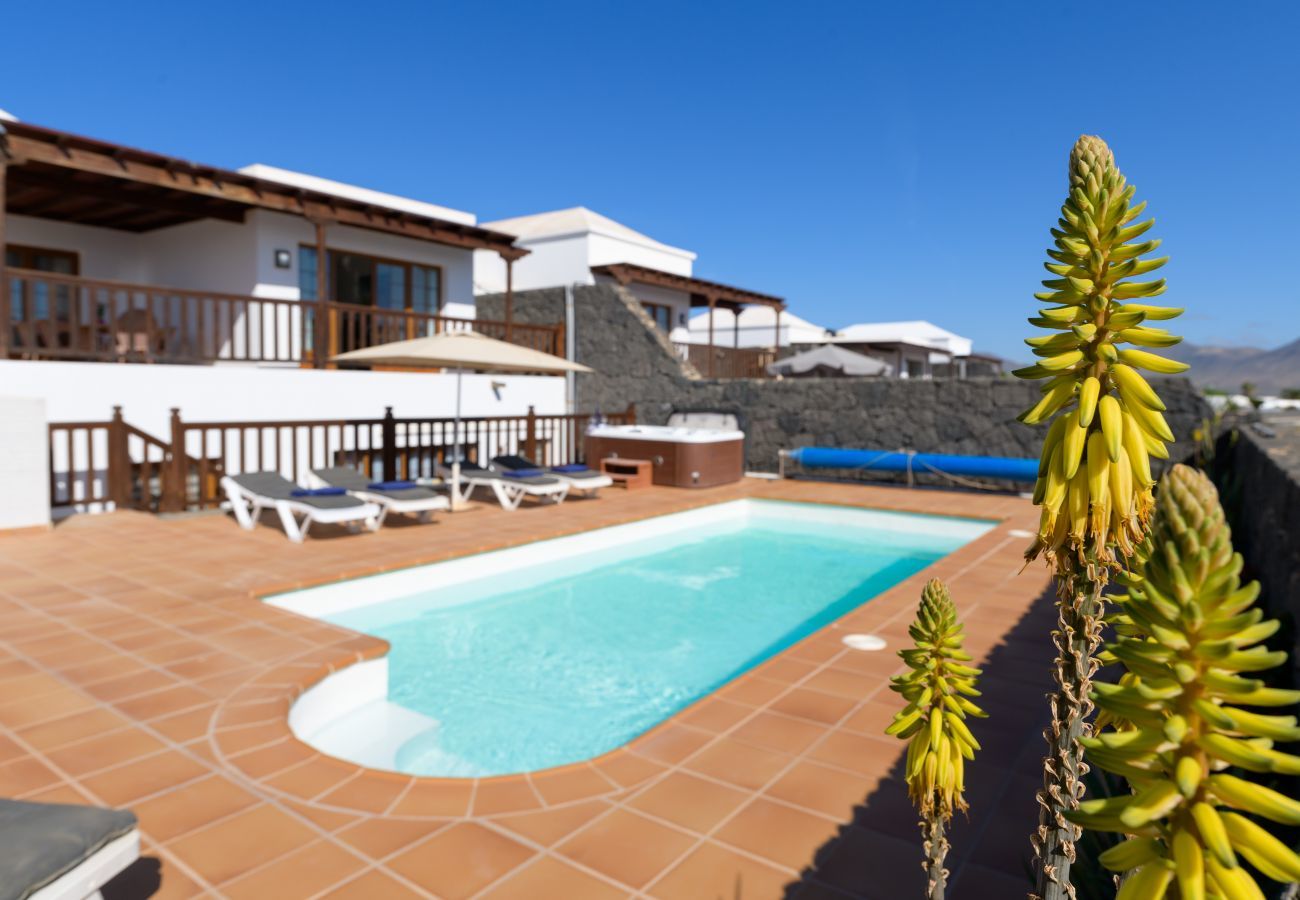 Villa in Playa Blanca - Villa Rose I