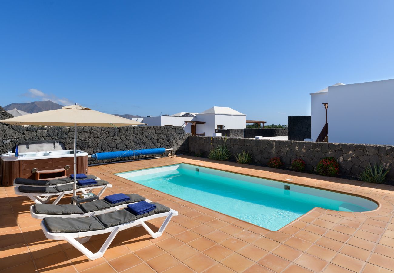 Villa in Playa Blanca - Villa Rose I