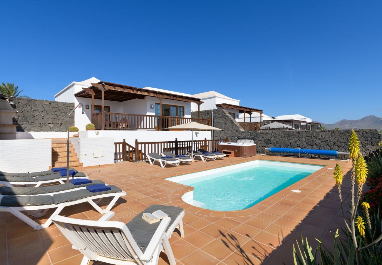 Villa in Playa Blanca - Villa Rose I