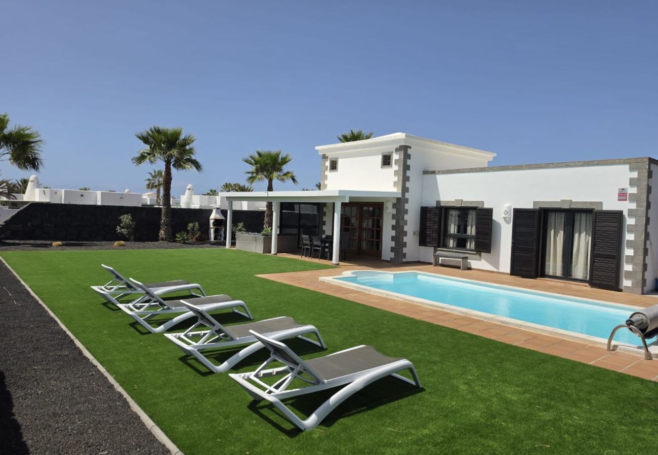 Villa in Playa Blanca - Villa Montana Roja